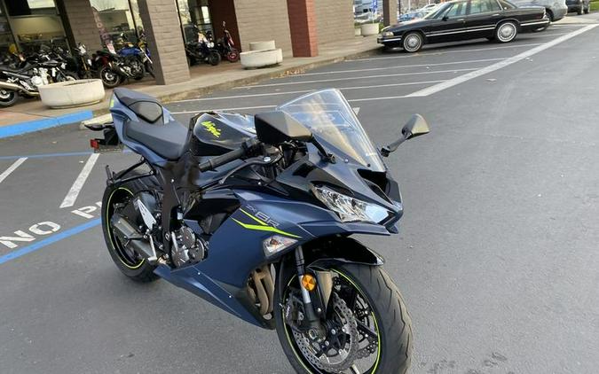 2023 Kawasaki Ninja® ZX™-6R Metallic Matte Graphenesteel Gray/Diablo Black