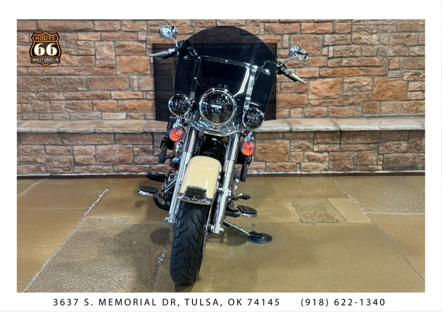 2014 Harley-Davidson® Heritage Softail® Classic SAND PRL/C BRWN W/ PINSTRIP