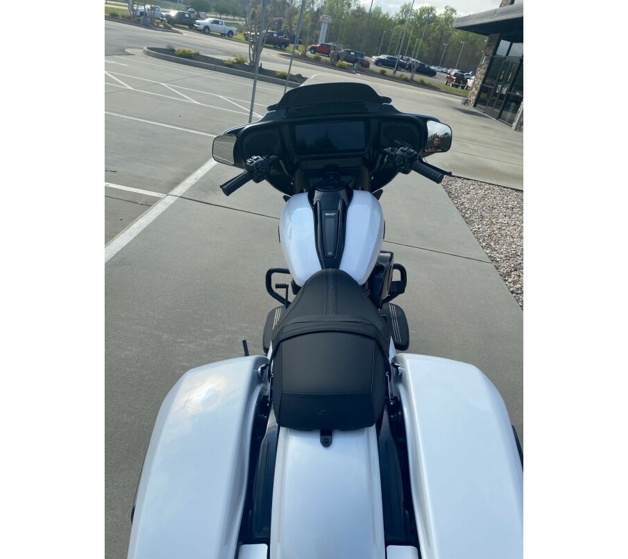 2024 Harley-Davidson Street Glide® White Onyx Pearl - Black Finish