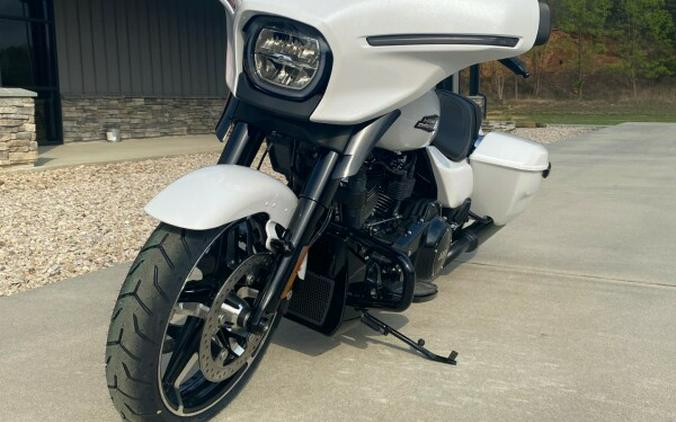 2024 Harley-Davidson Street Glide® White Onyx Pearl - Black Finish