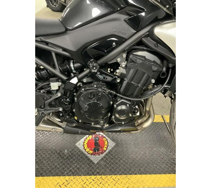 2025 Kawasaki Z900 ABS Metallic Spark Black/Metallic Carbon Gray