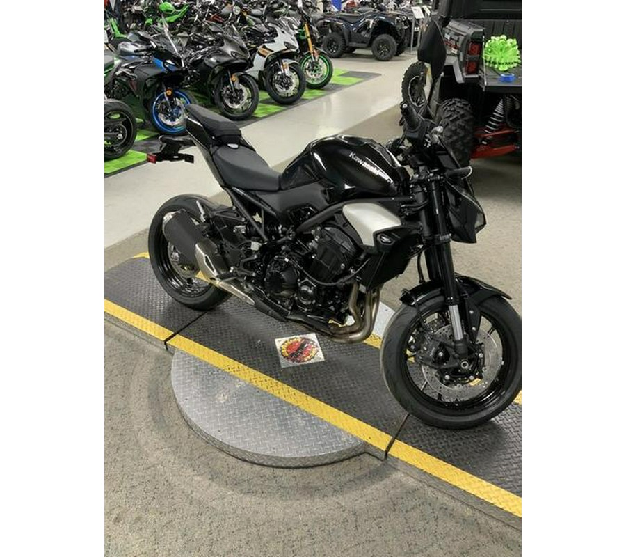 2025 Kawasaki Z900 ABS Metallic Spark Black/Metallic Carbon Gray
