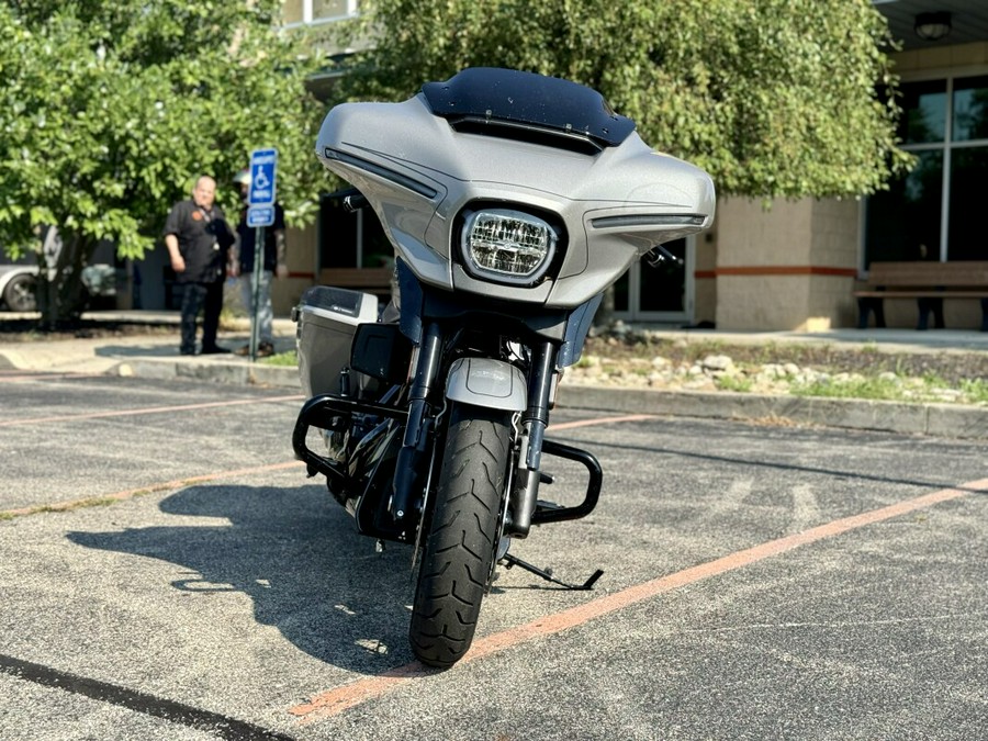 2023 Harley-Davidson CVO™ Street Glide Dark Platinum w/Pinstripe