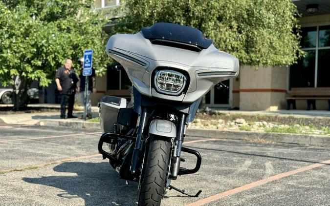 2023 Harley-Davidson CVO™ Street Glide Dark Platinum w/Pinstripe