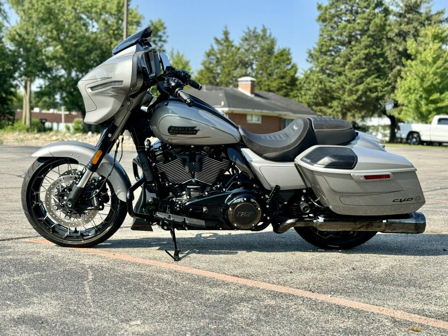 2023 Harley-Davidson CVO™ Street Glide Dark Platinum w/Pinstripe