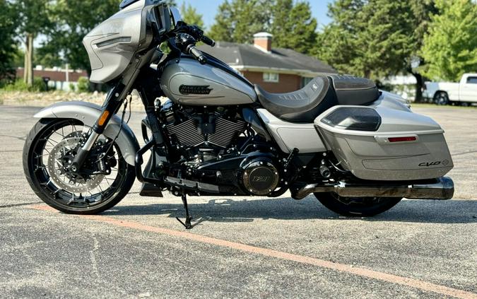 2023 Harley-Davidson CVO™ Street Glide Dark Platinum w/Pinstripe