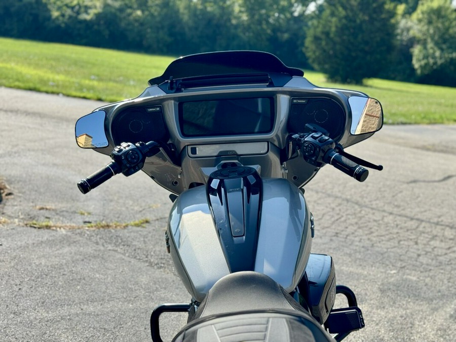 2023 Harley-Davidson CVO™ Street Glide Dark Platinum w/Pinstripe