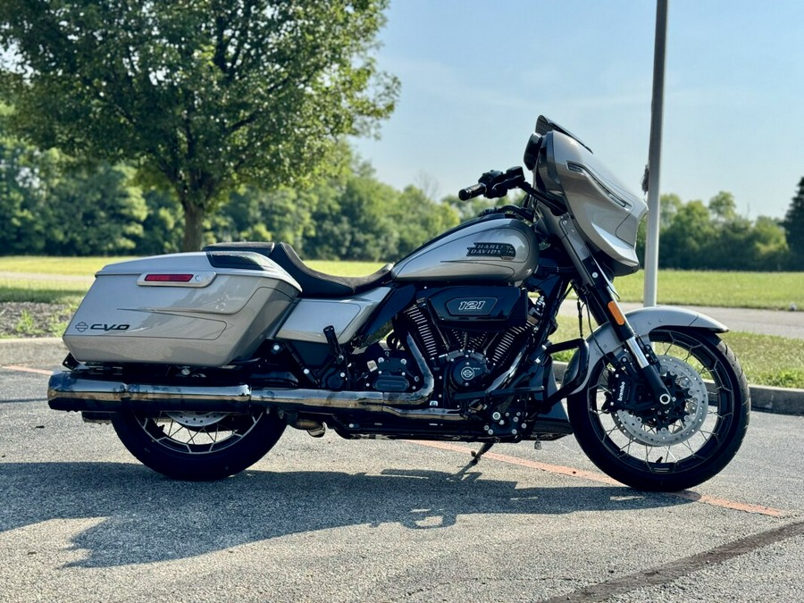 2023 Harley-Davidson CVO™ Street Glide Dark Platinum w/Pinstripe