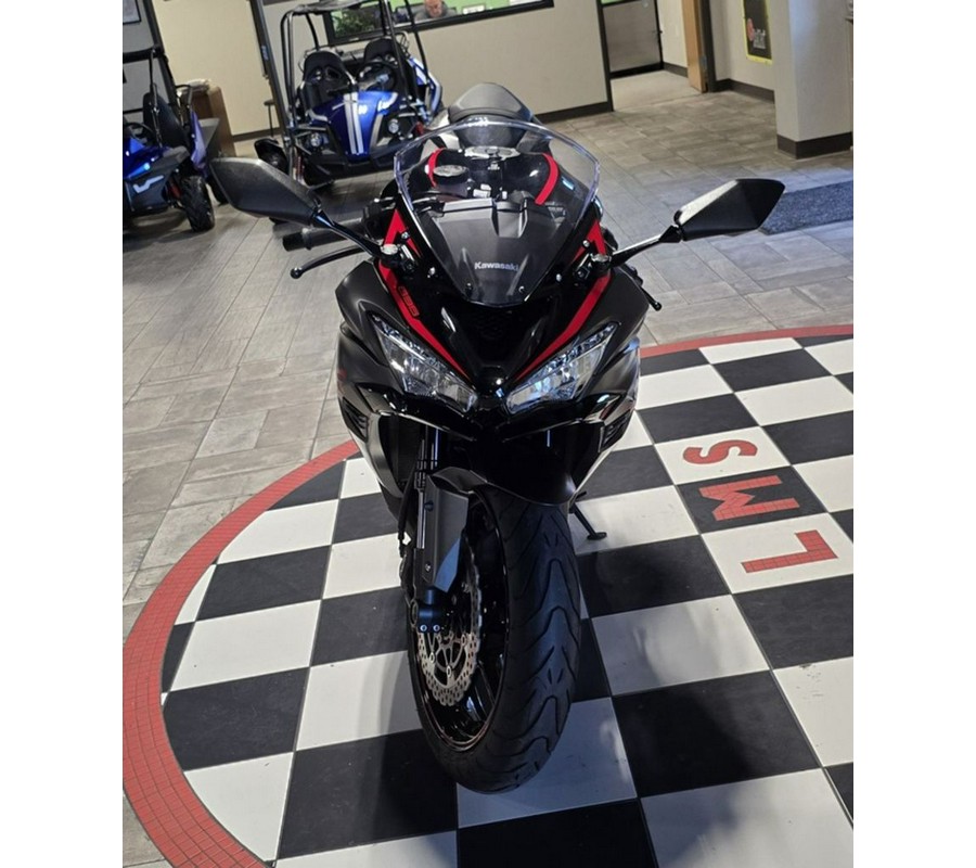 2023 Kawasaki Ninja® ZX™-6R Metallic Matte Graphenesteel Gray/Diablo Black