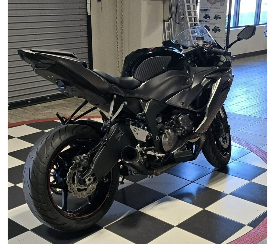 2023 Kawasaki Ninja® ZX™-6R Metallic Matte Graphenesteel Gray/Diablo Black
