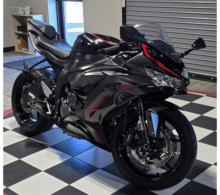 2023 Kawasaki Ninja® ZX™-6R Metallic Matte Graphenesteel Gray/Diablo Black