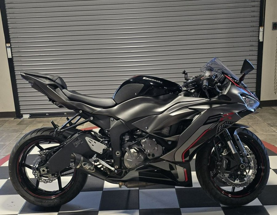2023 Kawasaki Ninja® ZX™-6R Metallic Matte Graphenesteel Gray/Diablo Black