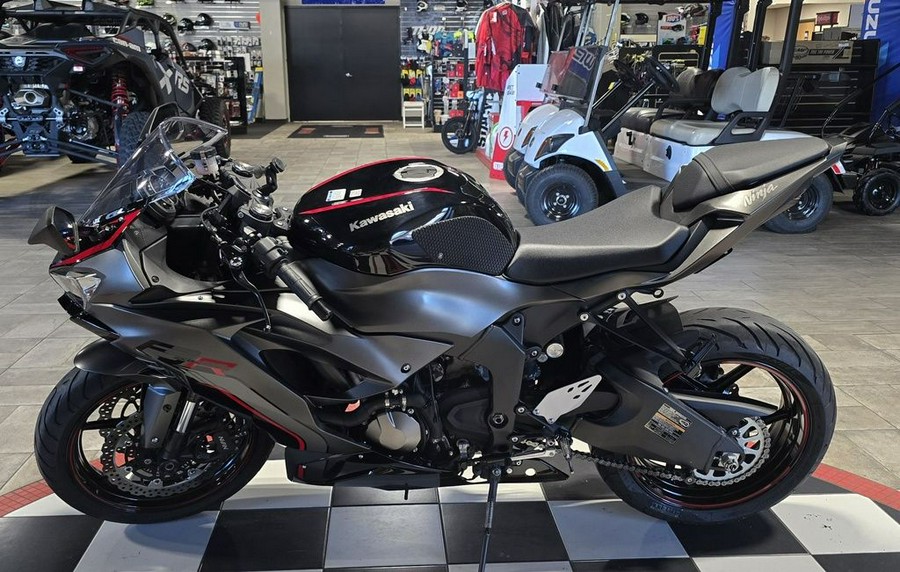 2023 Kawasaki Ninja® ZX™-6R Metallic Matte Graphenesteel Gray/Diablo Black
