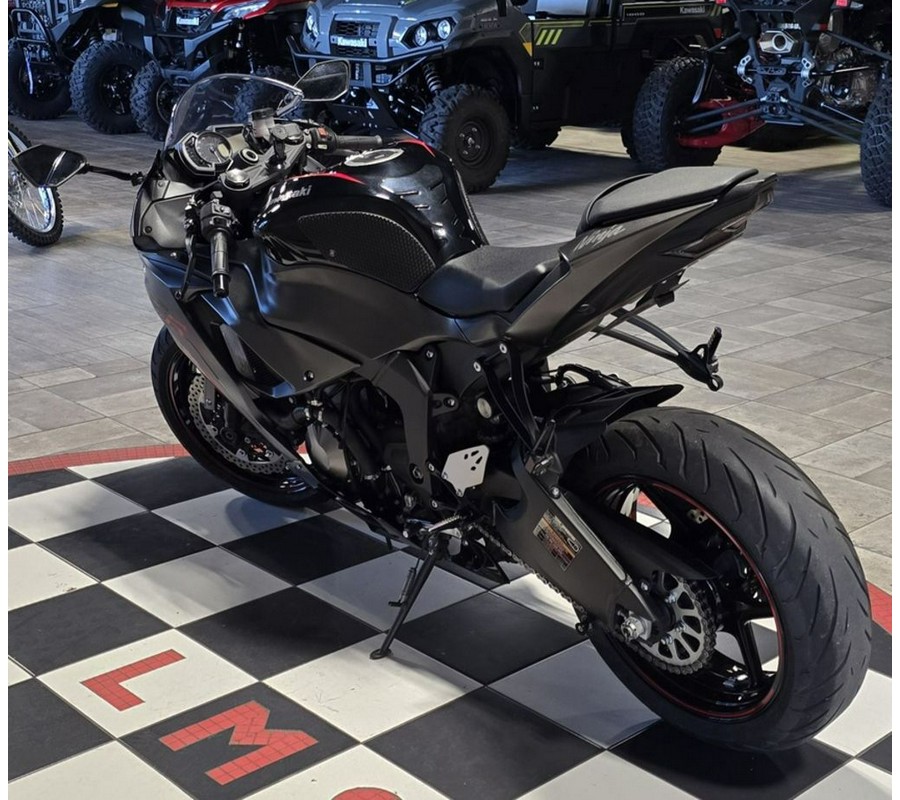 2023 Kawasaki Ninja® ZX™-6R Metallic Matte Graphenesteel Gray/Diablo Black