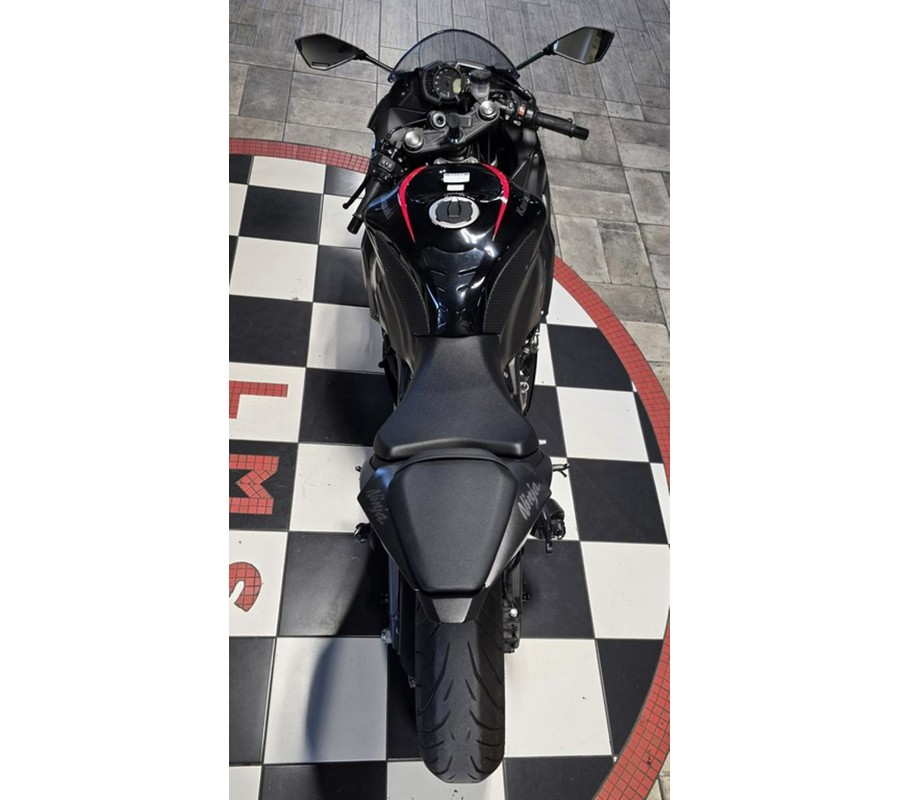 2023 Kawasaki Ninja® ZX™-6R Metallic Matte Graphenesteel Gray/Diablo Black