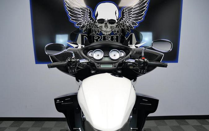 2016 Victory Motorcycles® Cross Country Tour® Two-Tone White Pearl and Gray