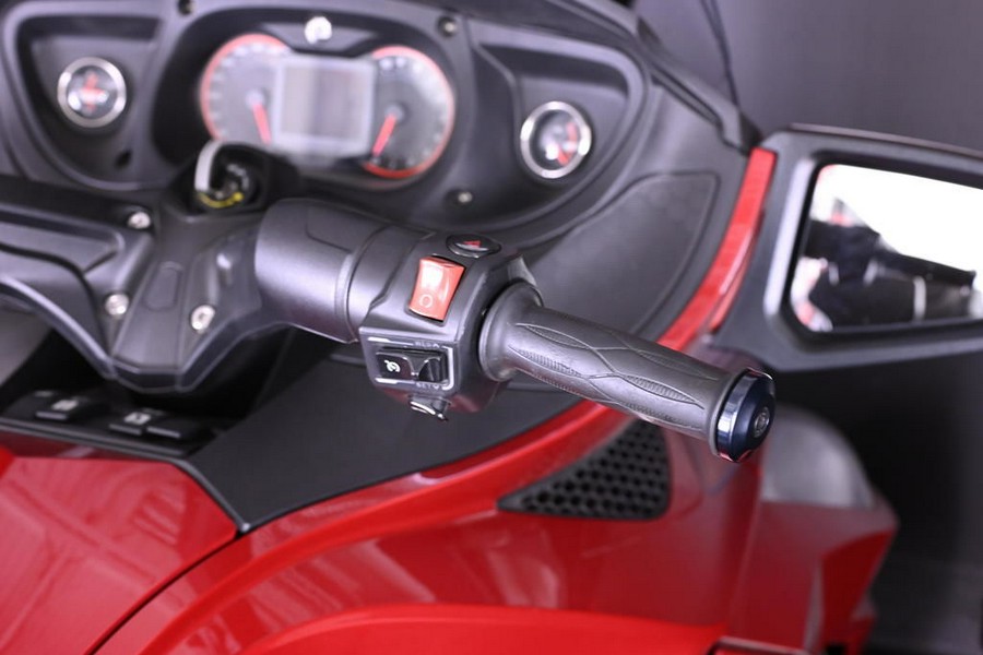 2016 Can-Am® Spyder® RT-S 6-Speed Semi-Automatic (SE6)
