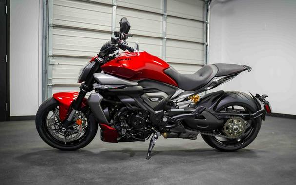 2026 Ducati XDiavel V4 Burning Red