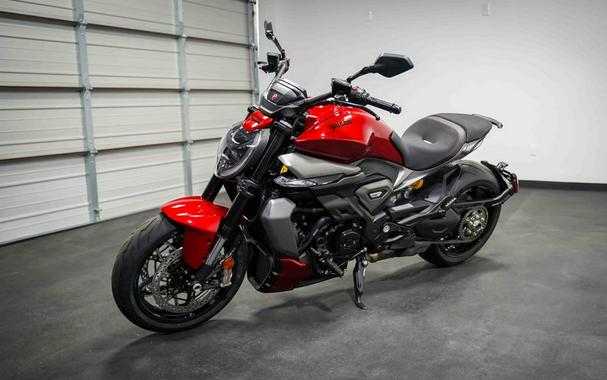 2026 Ducati XDiavel V4 Burning Red