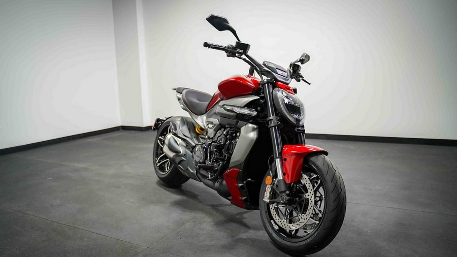 2026 Ducati XDiavel V4 Burning Red
