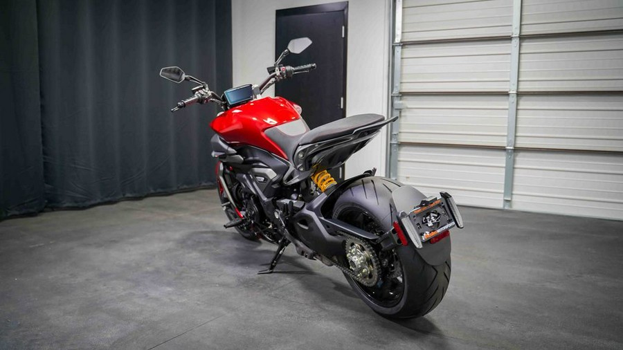 2026 Ducati XDiavel V4 Burning Red