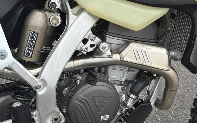 2026 Triumph TF 250-C Jet black/ Pure white