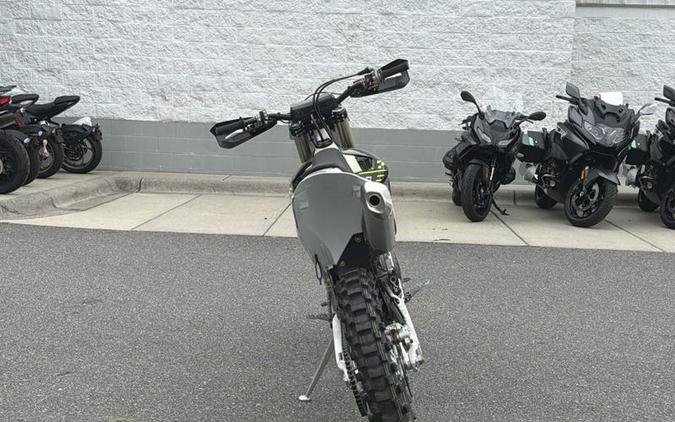 2026 Triumph TF 250-C Jet black/ Pure white