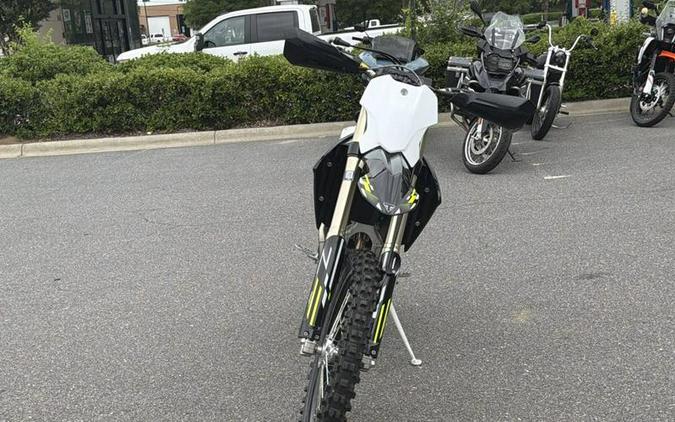 2026 Triumph TF 250-C Jet black/ Pure white