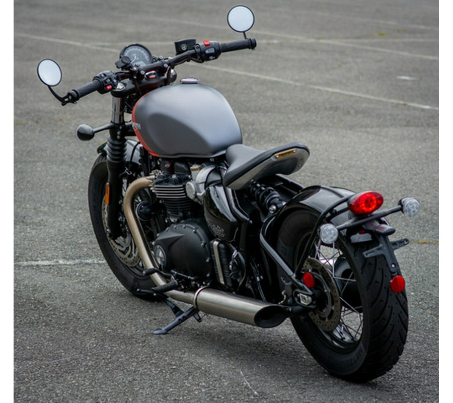 2025 Triumph Bonneville Bobber Matte GraphiteMatte Baja Orange