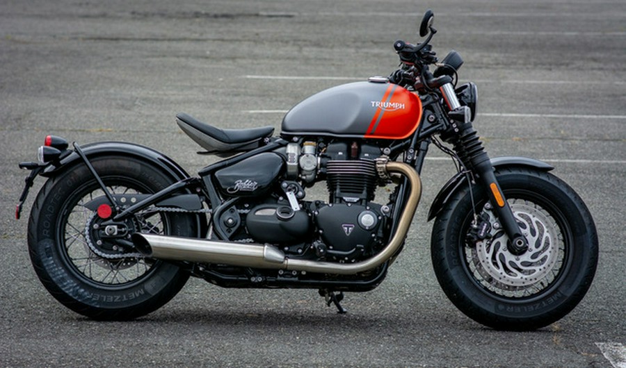 2025 Triumph Bonneville Bobber Matte GraphiteMatte Baja Orange