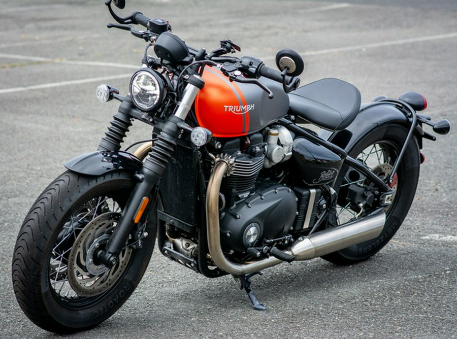 2025 Triumph Bonneville Bobber Matte GraphiteMatte Baja Orange