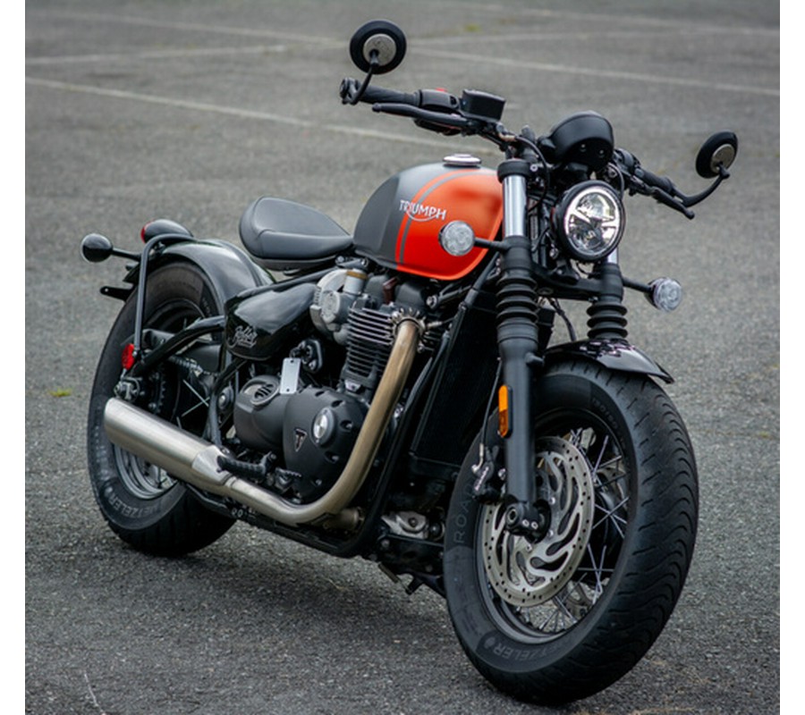 2025 Triumph Bonneville Bobber Matte GraphiteMatte Baja Orange