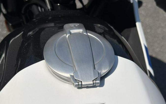 2026 Triumph Thruxton 400 Pearl Metallic White / Storm Grey