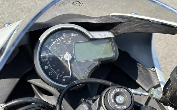 2026 Triumph Thruxton 400 Pearl Metallic White / Storm Grey