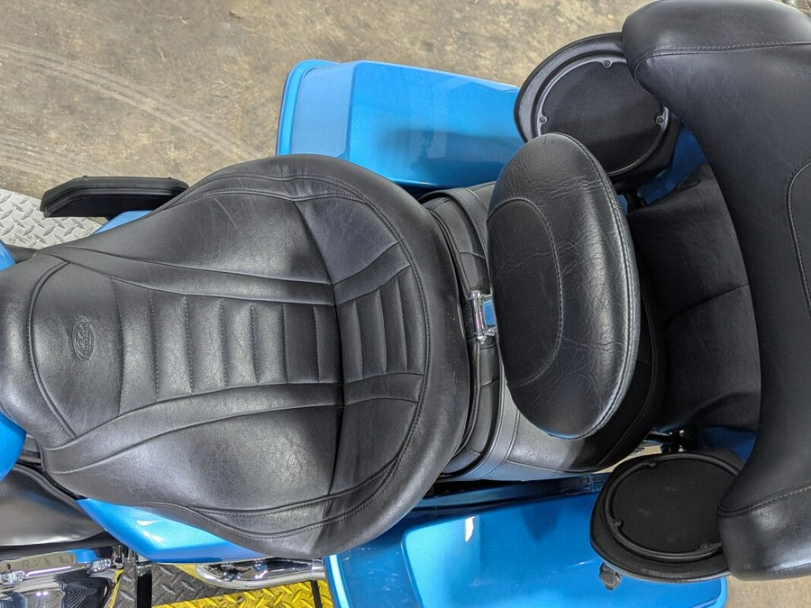 2011 Harley-Davidson Electra Glide Ultra Limited Two-Tone Cool Blue Pearl/Vi