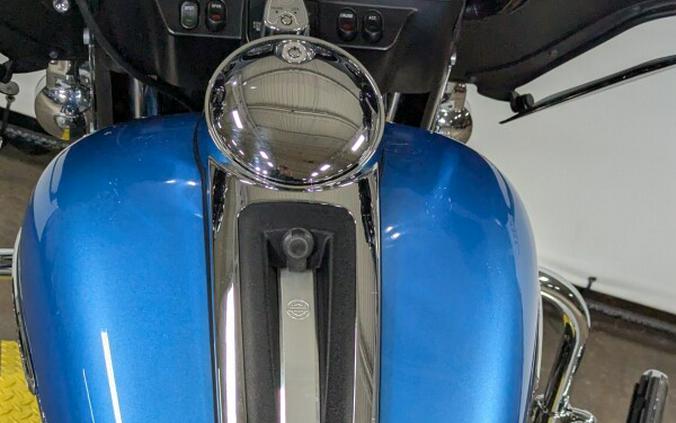 2011 Harley-Davidson Electra Glide Ultra Limited Two-Tone Cool Blue Pearl/Vi