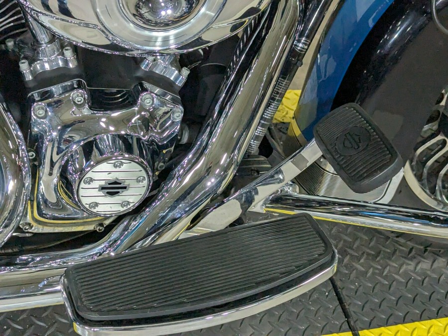 2011 Harley-Davidson Electra Glide Ultra Limited Two-Tone Cool Blue Pearl/Vi