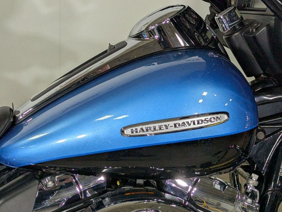 2011 Harley-Davidson Electra Glide Ultra Limited Two-Tone Cool Blue Pearl/Vi