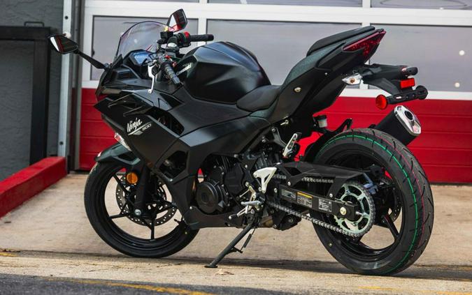 2026 Kawasaki Ninja® 500 Base