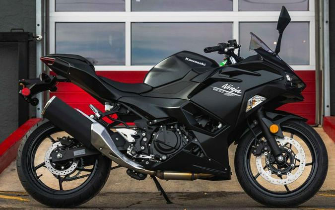 2026 Kawasaki Ninja® 500 Base