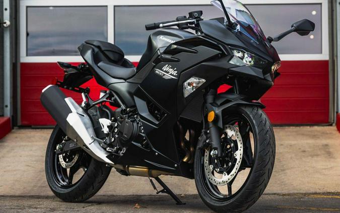 2026 Kawasaki Ninja® 500 Base