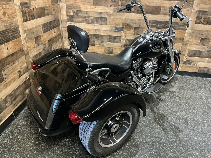 2015 Harley-Davidson® Freewheeler™ Vivid Black FLRT