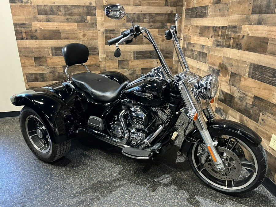 2015 Harley-Davidson® Freewheeler™ Vivid Black FLRT