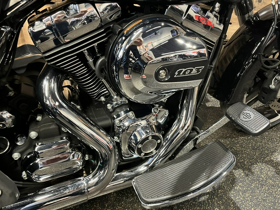 2015 Harley-Davidson® Freewheeler™ Vivid Black FLRT