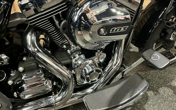 2015 Harley-Davidson® Freewheeler™ Vivid Black FLRT