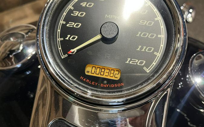 2015 Harley-Davidson® Freewheeler™ Vivid Black FLRT