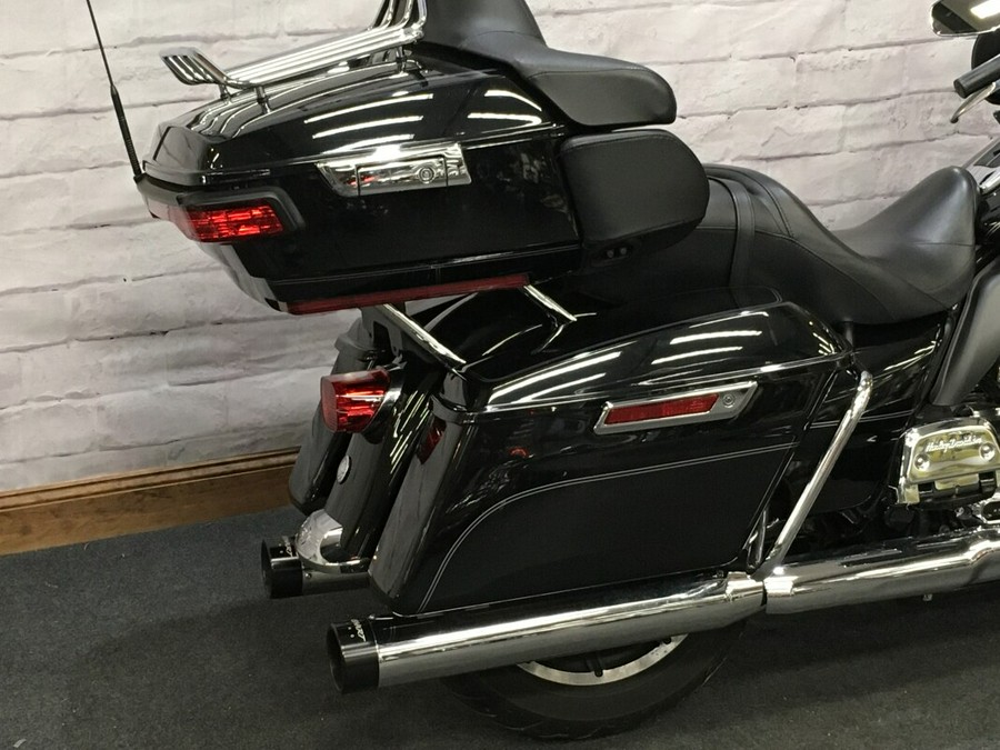 2017 Harley-Davidson Electra Glide® Ultra Classic® Vivid Black FLHTCU