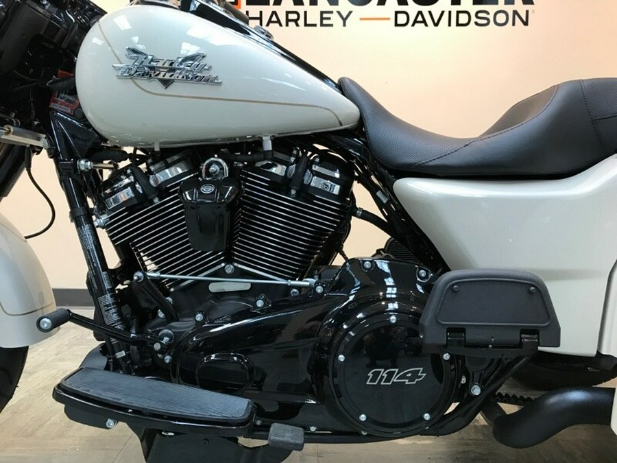 2023 Harley-Davidson Freewheeler White Sand Pearl - Black Finish FLRT