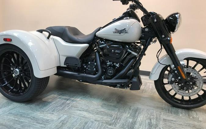 2023 Harley-Davidson Freewheeler White Sand Pearl - Black Finish FLRT