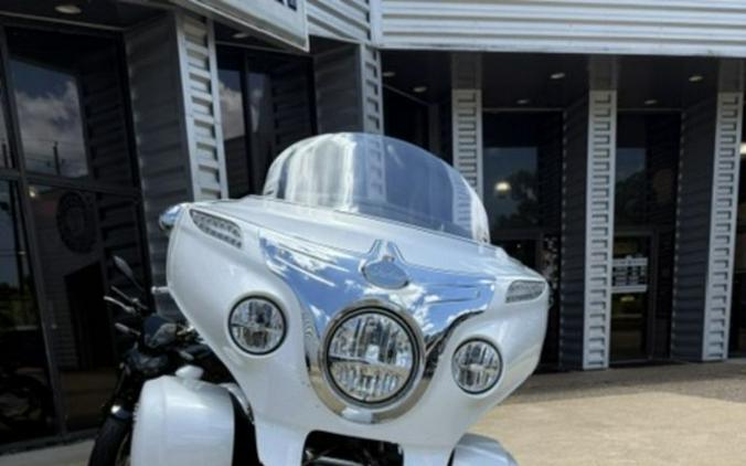 2018 Indian Motorcycle® Roadmaster® ABS Pearl White over Star Silver